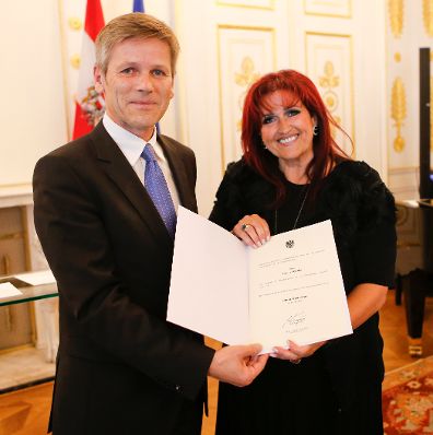 Am 28. Juni 2013 bestellte der Bundeskanzler Vertreterinnen und Vertreter der Wirtschaft zu Mitgliedern der bei der Bundesanstalt &quot;Statistik &Ouml;sterreich&quot; eingerichteten Wirtschaftskurie. Damit haben sie das Recht, die Bezeichnung &quot;Kommerzialrat f&uuml;r die Statistik&quot; zu f&uuml;hren. Im Bild Staatssekret&auml;r Josef Ostermayer (l.) bei der Dekret&uuml;berreichung an Brigitte Fischer (r.).