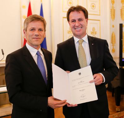 Am 28. Juni 2013 bestellte der Bundeskanzler Vertreterinnen und Vertreter der Wirtschaft zu Mitgliedern der bei der Bundesanstalt &quot;Statistik &Ouml;sterreich&quot; eingerichteten Wirtschaftskurie. Damit haben sie das Recht, die Bezeichnung &quot;Kommerzialrat f&uuml;r die Statistik&quot; zu f&uuml;hren. Im Bild Staatssekret&auml;r Josef Ostermayer (l.) bei der Dekret&uuml;berreichung an Hermann Furtner (r.).