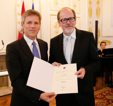 Am 28. Juni 2013 bestellte der Bundeskanzler Vertreterinnen und Vertreter der Wirtschaft zu Mitgliedern der bei der Bundesanstalt &quot;Statistik &Ouml;sterreich&quot; eingerichteten Wirtschaftskurie. Damit haben sie das Recht, die Bezeichnung &quot;Kommerzialrat f&uuml;r die Statistik&quot; zu f&uuml;hren. Im Bild Staatssekret&auml;r Josef Ostermayer (l.) bei der Dekret&uuml;berreichung an Egon Humer (r.).