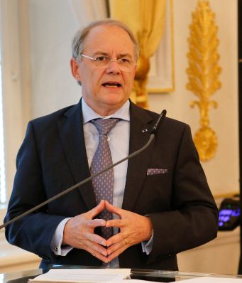 Am 28. Juni 2013 bestellte der Bundeskanzler Vertreterinnen und Vertreter der Wirtschaft zu Mitgliedern der bei der Bundesanstalt &quot;Statistik &Ouml;sterreich&quot; eingerichteten Wirtschaftskurie. Damit haben sie das Recht, die Bezeichnung &quot;Kommerzialrat f&uuml;r die Statistik&quot; zu f&uuml;hren. Die Dekrete wurden von Staatssekret&auml;r Josef Ostermayer &uuml;berreicht. Im Bild Sektionschef Manfred Matzka.