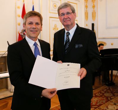 Am 28. Juni 2013 bestellte der Bundeskanzler Vertreterinnen und Vertreter der Wirtschaft zu Mitgliedern der bei der Bundesanstalt &quot;Statistik &Ouml;sterreich&quot; eingerichteten Wirtschaftskurie. Damit haben sie das Recht, die Bezeichnung &quot;Kommerzialrat f&uuml;r die Statistik&quot; zu f&uuml;hren. Im Bild Staatssekret&auml;r Josef Ostermayer (l.) bei der Dekret&uuml;berreichung an Sven Martenson (r.).