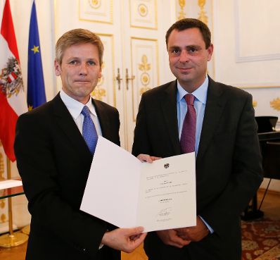 Am 28. Juni 2013 bestellte der Bundeskanzler Vertreterinnen und Vertreter der Wirtschaft zu Mitgliedern der bei der Bundesanstalt &quot;Statistik &Ouml;sterreich&quot; eingerichteten Wirtschaftskurie. Damit haben sie das Recht, die Bezeichnung &quot;Kommerzialrat f&uuml;r die Statistik&quot; zu f&uuml;hren. Im Bild Staatssekret&auml;r Josef Ostermayer (l.) bei der Dekret&uuml;berreichung an Thomas Marth (r.).