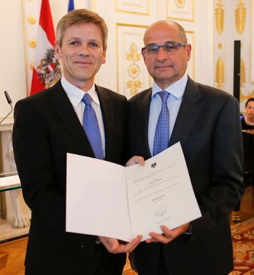 Am 28. Juni 2013 bestellte der Bundeskanzler Vertreterinnen und Vertreter der Wirtschaft zu Mitgliedern der bei der Bundesanstalt &quot;Statistik &Ouml;sterreich&quot; eingerichteten Wirtschaftskurie. Damit haben sie das Recht, die Bezeichnung &quot;Kommerzialrat f&uuml;r die Statistik&quot; zu f&uuml;hren. Im Bild Staatssekret&auml;r Josef Ostermayer (l.) bei der Dekret&uuml;berreichung an Johannes Mondel (r.).