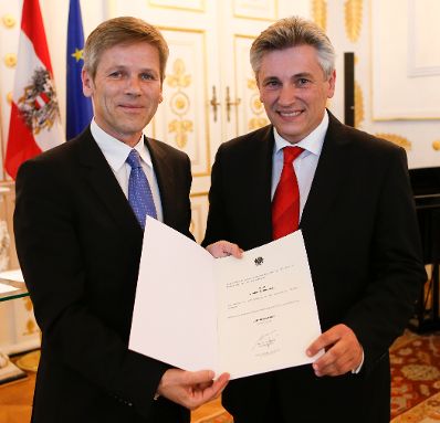 Am 28. Juni 2013 bestellte der Bundeskanzler Vertreterinnen und Vertreter der Wirtschaft zu Mitgliedern der bei der Bundesanstalt &quot;Statistik &Ouml;sterreich&quot; eingerichteten Wirtschaftskurie. Damit haben sie das Recht, die Bezeichnung &quot;Kommerzialrat f&uuml;r die Statistik&quot; zu f&uuml;hren. Im Bild Staatssekret&auml;r Josef Ostermayer (l.) bei der Dekret&uuml;berreichung an Friedrich Neuninger (r.).