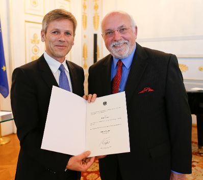 Am 28. Juni 2013 bestellte der Bundeskanzler Vertreterinnen und Vertreter der Wirtschaft zu Mitgliedern der bei der Bundesanstalt &quot;Statistik &Ouml;sterreich&quot; eingerichteten Wirtschaftskurie. Damit haben sie das Recht, die Bezeichnung &quot;Kommerzialrat f&uuml;r die Statistik&quot; zu f&uuml;hren. Im Bild Staatssekret&auml;r Josef Ostermayer (l.) bei der Dekret&uuml;berreichung an Paul Padelek (r.).