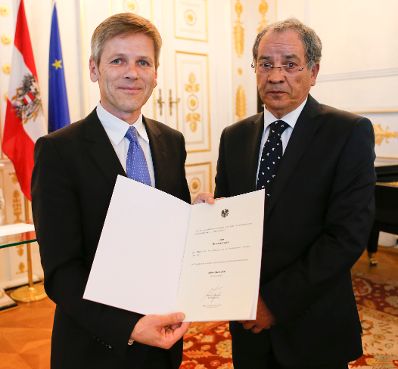 Am 28. Juni 2013 bestellte der Bundeskanzler Vertreterinnen und Vertreter der Wirtschaft zu Mitgliedern der bei der Bundesanstalt &quot;Statistik &Ouml;sterreich&quot; eingerichteten Wirtschaftskurie. Damit haben sie das Recht, die Bezeichnung &quot;Kommerzialrat f&uuml;r die Statistik&quot; zu f&uuml;hren. Im Bild Staatssekret&auml;r Josef Ostermayer (l.) bei der Dekret&uuml;berreichung an Moncef Reisner (r.).