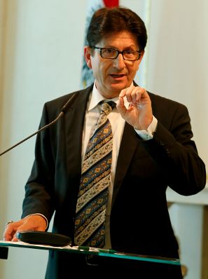 Am 19. Juli 2013 &uuml;berreichte Staatssekret&auml;r Josef Ostermayer das Goldene Ehrenzeichen f&uuml;r Verdienste um die Republik &Ouml;sterreich an Michael Kerbler (im Bild), Leiter der &Ouml;1-Sendereihe &quot;Im Gespr&auml;ch&quot;.