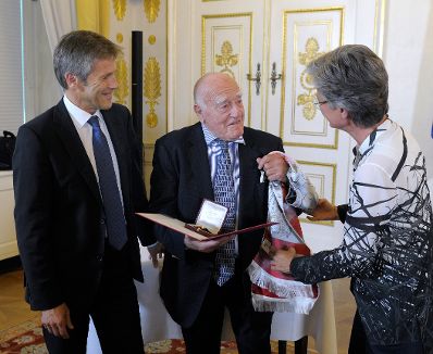 Am 27. August 2013 &uuml;berreichte Bundesministerin Claudia Schmied gemeinsam mit Staatssekret&auml;r Josef Ostermayer das &Ouml;sterreichische Ehrenkreuz f&uuml;r Wissenschaft und Kunst I. Klasse an Erich Lessing.