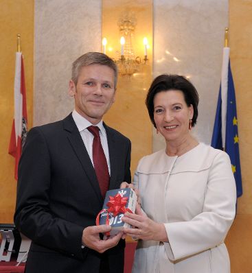 Am 16. Dezember 2013 fand die Amts&uuml;bergabe durch Bundesministerin Gabriele Heinisch-Hosek (r.) an Bundesminister Josef Ostermayer statt (l.).