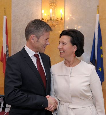 Am 16. Dezember 2013 fand die Amts&uuml;bergabe durch Bundesministerin Gabriele Heinisch-Hosek (r.) an Bundesminister Josef Ostermayer statt (l.).