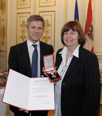 Am 25. Juni 2013 &uuml;berreichte Staatssekret&auml;r Josef Ostermayer (l.) das Gro&szlig;e Silberne Ehrenzeichen f&uuml;r Verdienste um die Republik &Ouml;sterreich an Christine Mann (r.), Leiterin des Erzbisch&ouml;flichen Amtes f&uuml;r Unterricht und Erziehung der Erzdi&ouml;zese Wien.