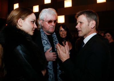 Am 11. Februar 2014 besuchte Kanzleramtsminister Josef Ostermayer (r.) die Filmpremiere von &bdquo;Das finstere Tal&ldquo; im Gartenbaukino. Im Bild (v.r.n.l.) mit Schauspielerin Beatrice Bilgeri, Musiker Reinhold Bilgeri und Tochter Laura.
