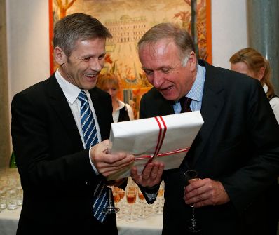 Kanzleramtsminister Josef Ostermayer (l.) am 13. Februar 2014 bei einem Empfang zu Ehren der &ouml;sterreichischen Filmemacher bei der Berlinale 2014 in der &Ouml;sterreichischen Botschaft in Berlin. Im Bild mit Botschafter Ralph Scheide (r.).