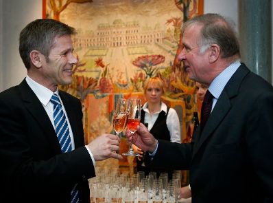 Kanzleramtsminister Josef Ostermayer (l.) am 13. Februar 2014 bei einem Empfang zu Ehren der &ouml;sterreichischen Filmemacher bei der Berlinale 2014 in der &Ouml;sterreichischen Botschaft in Berlin. Im Bild mit Botschafter Ralph Scheide (r.).