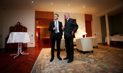 Kanzleramtsminister Josef Ostermayer (l.) am 13. Februar 2014 bei einem Empfang zu Ehren der &ouml;sterreichischen Filmemacher bei der Berlinale 2014 in der &Ouml;sterreichischen Botschaft in Berlin. Im Bild mit Botschafter Ralph Scheide (r.).
