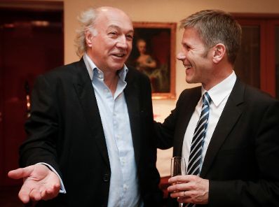 Kanzleramtsminister Josef Ostermayer (r.) am 13. Februar 2014 bei einem Empfang zu Ehren der &Ouml;sterreichischen Filmemacher bei der Berlinale 2014 in der &Ouml;sterreichischen Botschaft in Berlin. im Bild mit Martin Schweighofer (AFC).