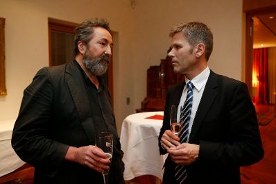 Kanzleramtsminister Josef Ostermayer (r.) am 13. Februar 2014 bei einem Empfang zu Ehren der &ouml;sterreichischen Filmemacher bei der Berlinale 2014 in der &Ouml;sterreichischen Botschaft in Berlin. Im Bild mit Viennale-Direktor Hans Hurch (l.).