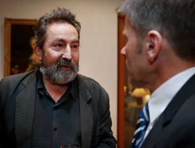 Kanzleramtsminister Josef Ostermayer (r.) am 13. Februar 2014 bei einem Empfang zu Ehren der &ouml;sterreichischen Filmemacher bei der Berlinale 2014 in der &Ouml;sterreichischen Botschaft in Berlin. Im Bild mit Viennale-Direktor Hans Hurch (l.).