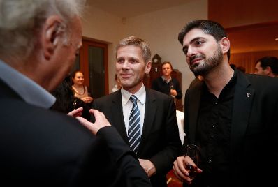 Kanzleramtsminister Josef Ostermayer (l.) am 13. Februar 2014 bei einem Empfang zu Ehren der &ouml;sterreichischen Filmemacher bei der Berlinale 2014 in der &Ouml;sterreichischen Botschaft in Berlin. Im Bild mit Umut Dag (Regiesseur).