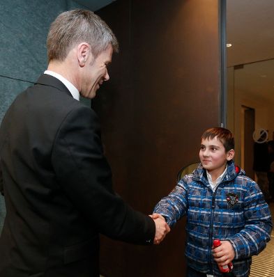 Kanzleramtsminister Josef Ostermayer (l.) am 13. Februar 2014 bei einem Empfang zu Ehren der &ouml;sterreichischen Filmemacher bei der Berlinale 2014 in der &ouml;sterreichischen Botschaft in Berlin. Im Bild mit Ramasan Minkailov (Hauptdarsteller im "Macondo").