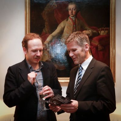 Kanzleramtsminister Josef Ostermayer (r.) am 13. Februar 2014 bei einem Empfang zu Ehren der &ouml;sterreichischen Filmemacher bei der Berlinale 2014 in der &Ouml;sterreichischen Botschaft in Berlin. Im Bild mit Georg Thiller (l.).