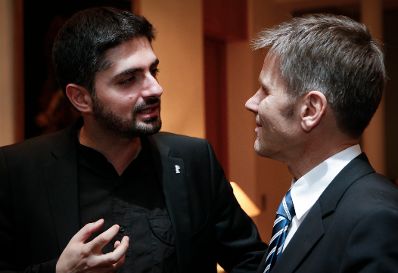 Kanzleramtsminister Josef Ostermayer (r.) am 13. Februar 2014 bei einem Empfang zu Ehren der &ouml;sterreichischen Filmemacher bei der Berlinale 2014 in der &Ouml;sterreichischen Botschaft in Berlin. Im Bild mit Umut Dag (l.).