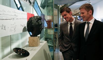 Kanzleramtsminister Josef Ostermayer (r.) am 14. Februar 2014 bei einem Besuch des j&uuml;dischen Museums in Berlin.