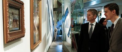 Kanzleramtsminister Josef Ostermayer (l.) am 14. Februar 2014 bei einem Besuch des j&uuml;dischen Museums in Berlin.