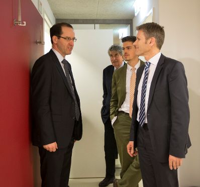 Am 20. Februar 2014 besuchte Kanzleramtsminister Josef Ostermayer (r.) die Premiere des St&uuml;cks KUNST von Yasmina Reza in den Kammerspielen in Wien. Im Bild mit dem Gesch&auml;ftsf&uuml;hrer des Theaters an der Josefstadt Alexander G&ouml;tz (l.).