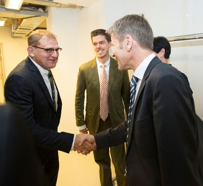 Am 20. Februar 2014 besuchte Kanzleramtsminister Josef Ostermayer (r.) die Premiere des St&uuml;cks KUNST von Yasmina Reza in den Kammerspielen in Wien. Im Bild mit Schauspieler Martin Zauner (l.).