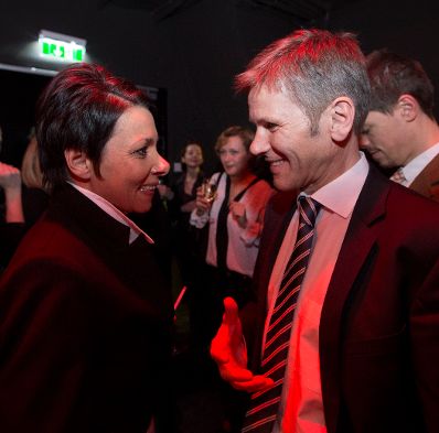 Am 20. Februar 2014 besuchte Kanzleramtsminister Josef Ostermayer (r.) die Premiere des St&uuml;cks KUNST von Yasmina Reza in den Kammerspielen in Wien. Im Bild mit Schauspielerin Sandra Cervik (l.).