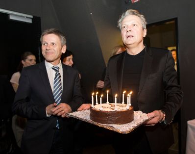 Am 20. Februar 2014 besuchte Kanzleramtsminister Josef Ostermayer (l.) die Premiere des St&uuml;cks KUNST von Yasmina Reza in den Kammerspielen in Wien. Im Bild mit dem Direktor des Theaters an der Josefstadt Herbert F&ouml;ttinger (r.).