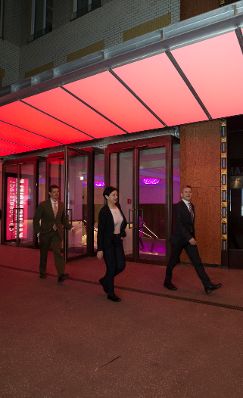 Am 20. Februar 2014 besuchte Kanzleramtsminister Josef Ostermayer (r.) die Premiere des St&uuml;cks KUNST von Yasmina Reza in den Kammerspielen in Wien.