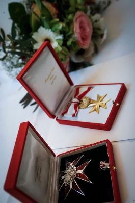 Am 20. M&auml;rz 2014 &uuml;berreichte Kanzleramtsminister Josef Ostermayer das Goldene Verdienstzeichen der Republik &Ouml;sterreich an die Journalistin Cathrine Baguenault de Puchesse sowie das Gro&szlig;e Ehrenzeichen f&uuml;r Verdienste um die Republik &Ouml;sterreich an die Journalistin Susanne Glass.