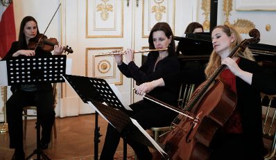 Am 20. M&auml;rz 2014 &uuml;berreichte Kanzleramtsminister Josef Ostermayer das Goldene Verdienstzeichen der Republik &Ouml;sterreich an die Journalistin Cathrine Baguenault de Puchesse sowie das Gro&szlig;e Ehrenzeichen f&uuml;r Verdienste um die Republik &Ouml;sterreich an die Journalistin Susanne Glass.