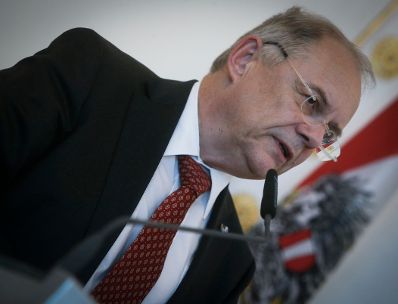 Am 20. M&auml;rz 2014 &uuml;berreichte Kanzleramtsminister Josef Ostermayer das Goldene Verdienstzeichen der Republik &Ouml;sterreich an die Journalistin Cathrine Baguenault de Puchesse sowie das Gro&szlig;e Ehrenzeichen f&uuml;r Verdienste um die Republik &Ouml;sterreich an die Journalistin Susanne Glass. Im Bild der Sektionschef Manfred Matzka.