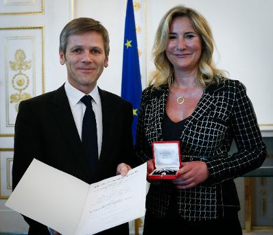 Am 20. M&auml;rz 2014 &uuml;berreichte Kanzleramtsminister Josef Ostermayer (l.) das Goldene Verdienstzeichen der Republik &Ouml;sterreich an die Journalistin Cathrine Baguenault de Puchesse sowie das Gro&szlig;e Ehrenzeichen f&uuml;r Verdienste um die Republik &Ouml;sterreich an die Journalistin Susanne Glass (r.).