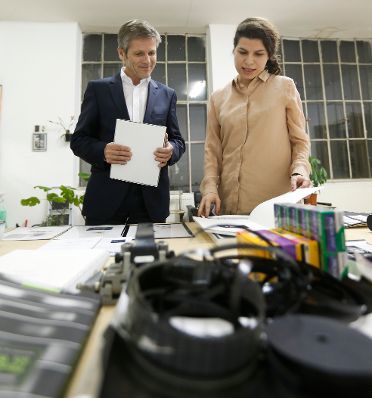 Am 25. M&auml;rz 2014 besuchte Kanzleramtsminister Josef Ostermayer (l.) das Bundesatelier Westbahnstra&szlig;e. Im Bild mit der K&uuml;nstlerin Anja Manfredi (r.).