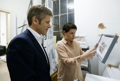 Am 25. M&auml;rz 2014 besuchte Kanzleramtsminister Josef Ostermayer (l.) das Bundesatelier Westbahnstra&szlig;e. Im Bild mit der K&uuml;nstlerin Anja Manfredi (r.).