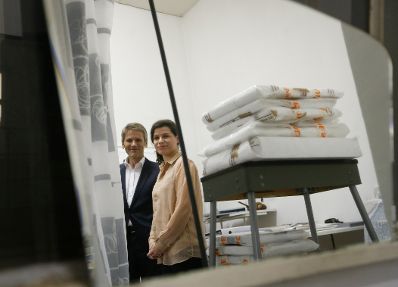 Am 25. M&auml;rz 2014 besuchte Kanzleramtsminister Josef Ostermayer (l.) das Bundesatelier Westbahnstra&szlig;e. Im Bild mit der K&uuml;nstlerin Anja Manfredi (r.).