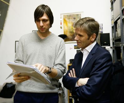 Am 25. M&auml;rz 2014 besuchte Kanzleramtsminister Josef Ostermayer (r.) das Bundesatelier Westbahnstra&szlig;e. Im Bild mit dem K&uuml;nstler Lazar Lyutakov (l.).