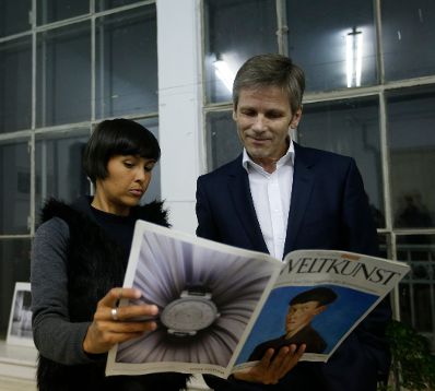Am 25. M&auml;rz 2014 besuchte Kanzleramtsminister Josef Ostermayer (r.) das Bundesatelier Westbahnstra&szlig;e. Im Bild mit der K&uuml;nstlerin Roberta Lima (l.).