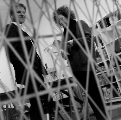 Am 25. M&auml;rz 2014 besuchte Kanzleramtsminister Josef Ostermayer (r.) das Bundesatelier Westbahnstra&szlig;e. Im Bild mit der K&uuml;nstlerin Eva Chyitlek (r.).