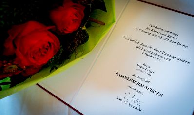 Am 11. April 2014 &uuml;berreichte Kunst- und Kulturminister Josef Ostermayer die Urkunde mit der dem Burgschauspieler Walter Langer der Berufstitel Kammerschauspieler verliehen wurde.