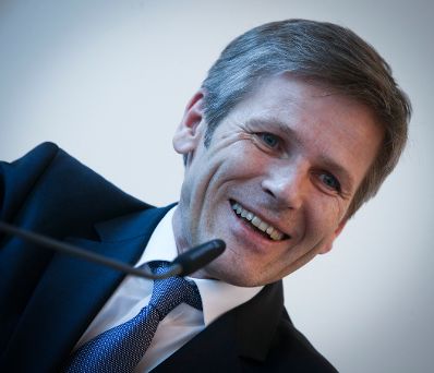 Am 11. April 2014 &uuml;berreichte Kunst- und Kulturminister Josef Ostermayer (im Bild) die Urkunde mit der dem Burgschauspieler Walter Langer der Berufstitel Kammerschauspieler verliehen wurde.