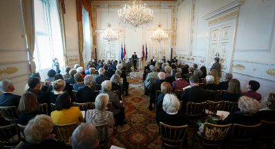 Am 11. April 2014 &uuml;berreichte Kunst- und Kulturminister Josef Ostermayer die Urkunde mit der dem Burgschauspieler Walter Langer der Berufstitel Kammerschauspieler verliehen wurde.