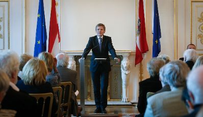 Am 11. April 2014 &uuml;berreichte Kunst- und Kulturminister Josef Ostermayer (im Bild) die Urkunde mit der dem Burgschauspieler Walter Langer der Berufstitel Kammerschauspieler verliehen wurde.