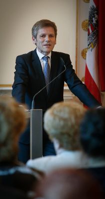 Am 11. April 2014 &uuml;berreichte Kunst- und Kulturminister Josef Ostermayer (im Bild) die Urkunde mit der dem Burgschauspieler Walter Langer der Berufstitel Kammerschauspieler verliehen wurde.