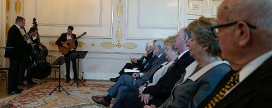 Am 11. April 2014 &uuml;berreichte Kunst- und Kulturminister Josef Ostermayer die Urkunde mit der dem Burgschauspieler Walter Langer der Berufstitel Kammerschauspieler verliehen wurde.