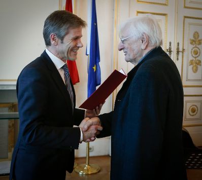 Am 11. April 2014 &uuml;berreichte Kunst- und Kulturminister Josef Ostermayer (l.) die Urkunde mit der dem Burgschauspieler Walter Langer (r.) der Berufstitel Kammerschauspieler verliehen wurde.